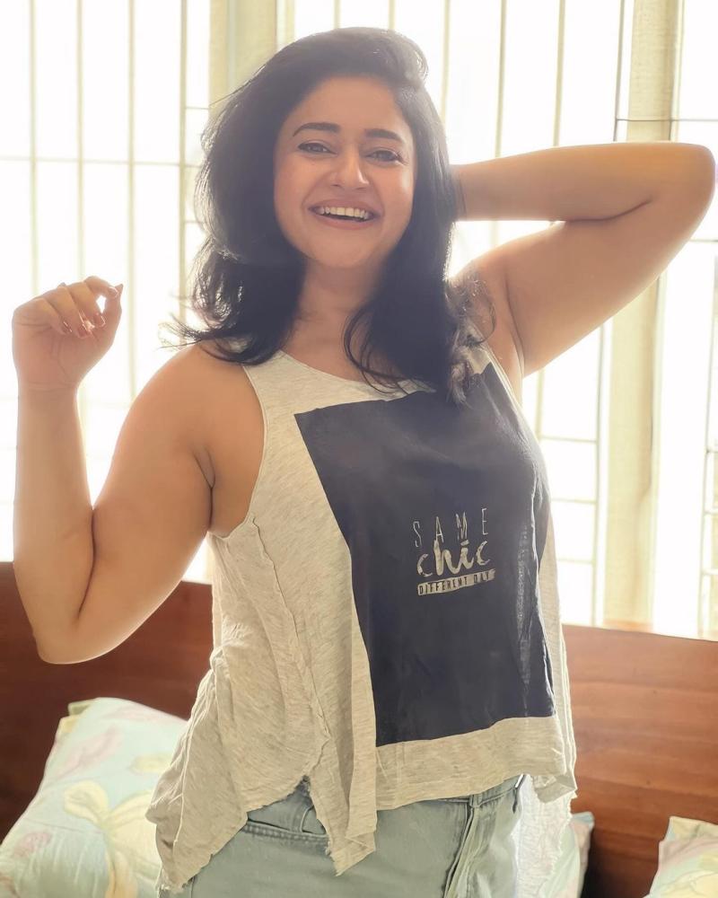 poonam-bajwa-hot-photos